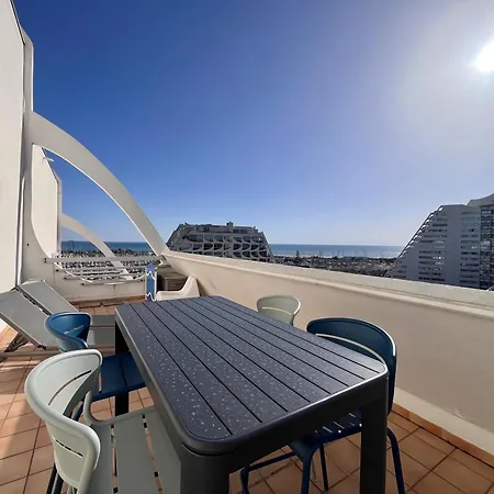 Studio climatisé avec grande terrasse et parking privé, proche plage et commerces - FR-1-716-60
