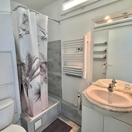 Studio climatisé avec grande terrasse et parking privé, proche plage et commerces - FR-1-716-60 *