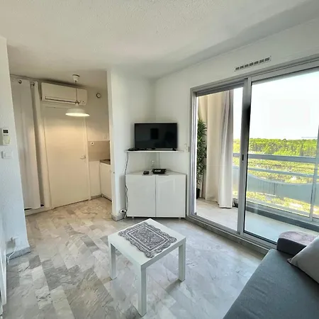 Studio climatisé avec grande terrasse et parking privé, proche plage et commerces - FR-1-716-60
